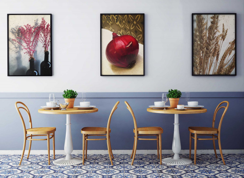 Ansicht eines Cafes mit drei Postern