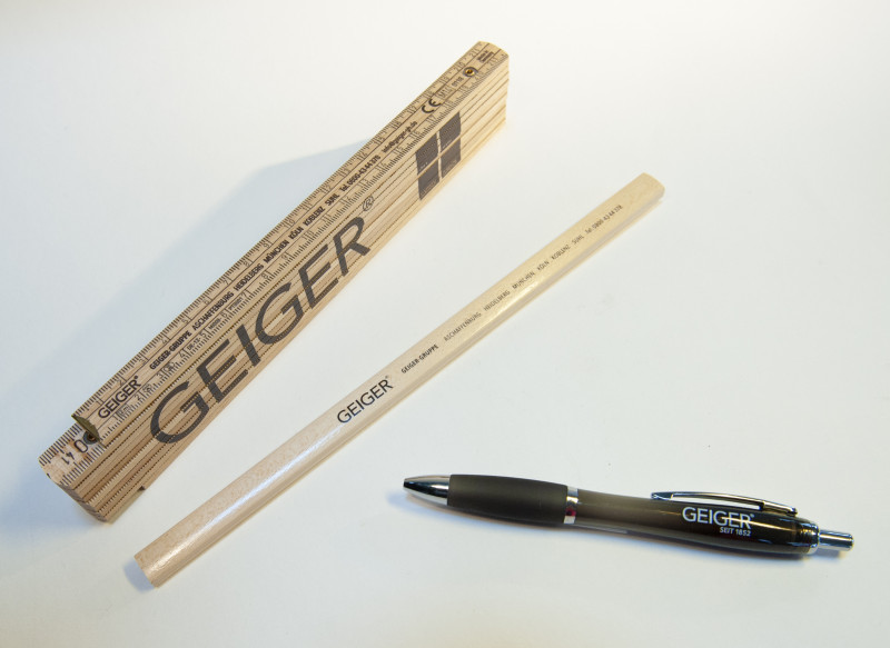 Zollstock, Bleistift und Kugelschreiber