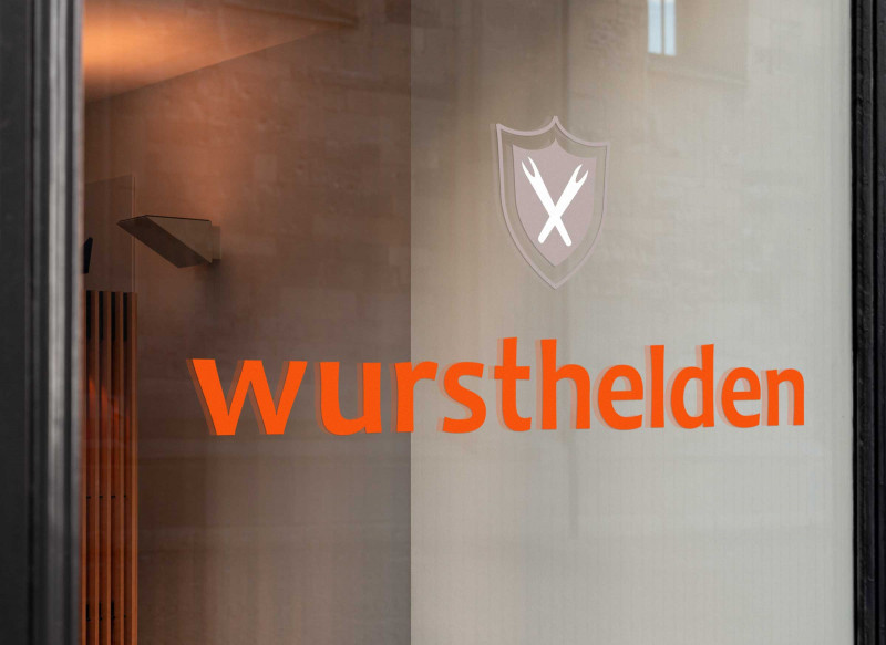 Ansicht des Schriftzuges auf einer Glascheibe